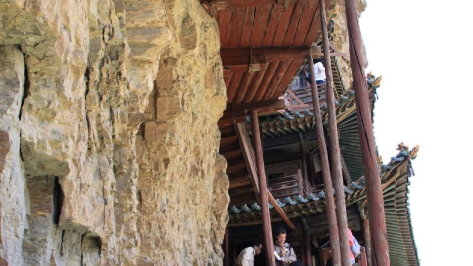 Od příkrého srázu dělí návštěvníky kláštera často jen nízká kamenná zídka