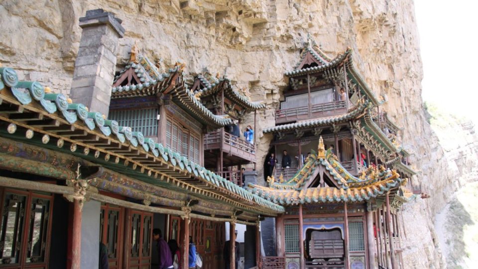 Turisté obdivují klášter Süan-kchung se zatajeným dechem