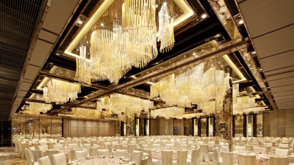 Luxusní sály hongkongského hotelu Ritz-Carlton pomohly vyzdobit i české ruce