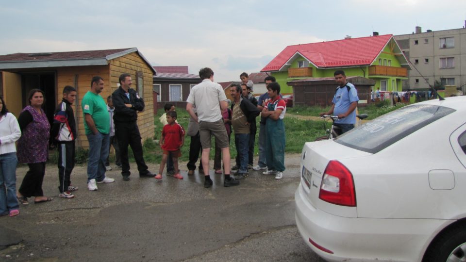 Návštěva zpravodaje Českého rozhlasu byla v romské osadě ve Velké Lomnici událostí