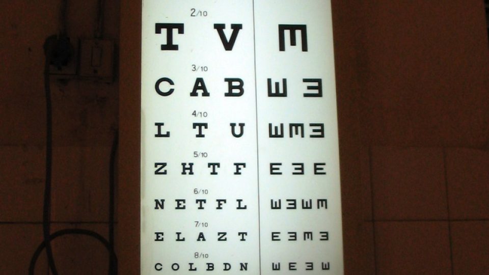 Pro negramotné pacienty a předškolní děti mají na oční klinice v Zorgu také tabuli se speciálními znaky