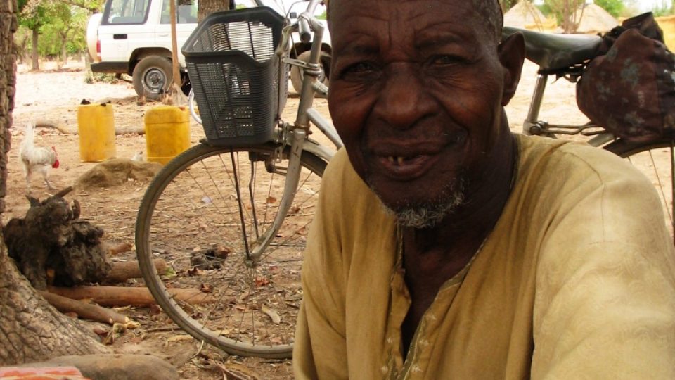 Starší lidé v Burkině Faso často oslepnou zbytečně. Kvůli neléčenému šedému zákalu