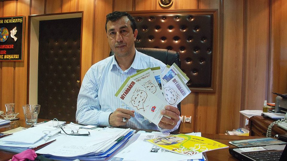 Abdullah Demirbas se nevzdává a knihy v kurdštině propaguje i nadále