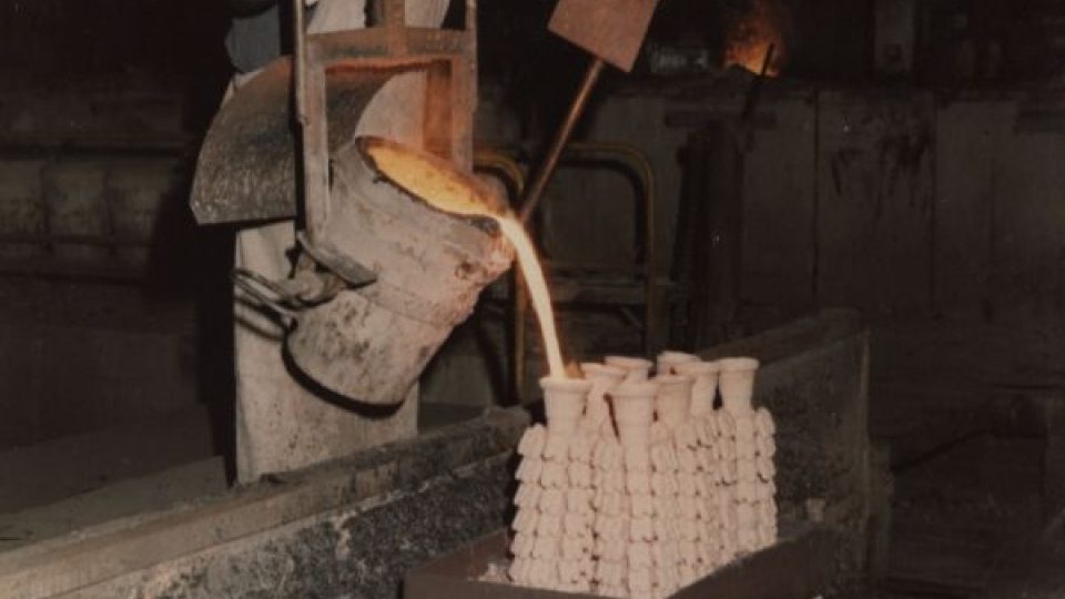 Přesné lití  je součástí výrobního procesu v Elitexu Kdyně od poloviny 50. let. Snímek pochází z roku 1988. 