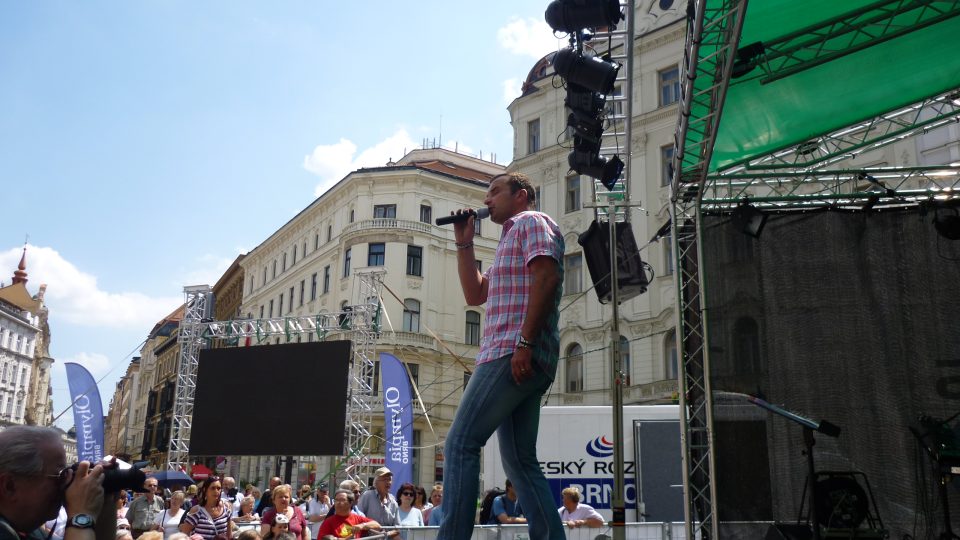 Prvním hostem přímého přenosu pořadu Rendez-vous s Marcelou  vysílaného z brněnského náměstí Svobody byl zpěvák Pavel Novák ml.