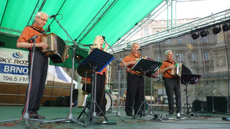 Závěr patřil další brněnské heligonkářské sestavě