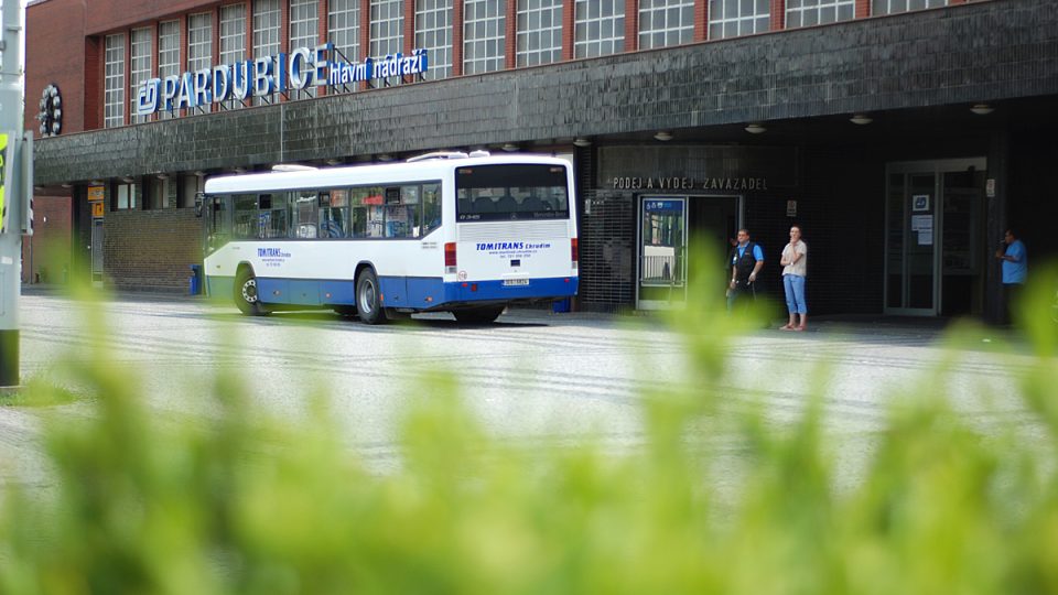 Náhradní autobusová doprava před vlakovým nádražím