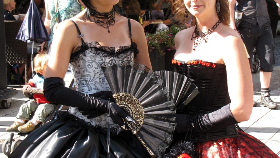 Dívky ve viktoriánských modelech patří mezi gotiky k romantickému proudu