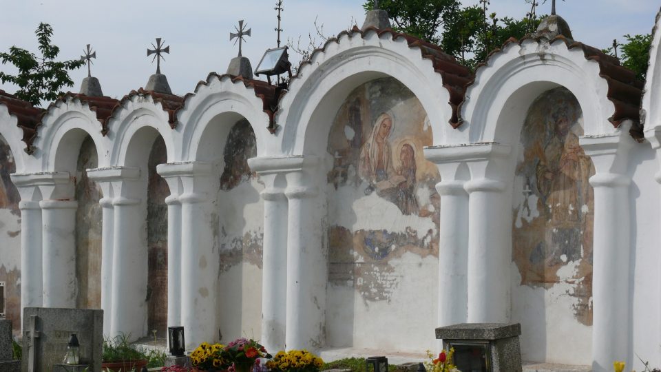 Ještě nezrekonstruované kapličky na hřbitově v Albrechticích