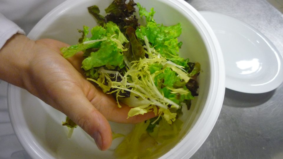 Příprava sivena a zeleninového salátu
