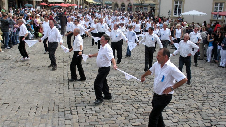 Poutníci protančí náměstí v Echternachu v rytmu polky. Celé procesí má však hluboce duchovní podtext