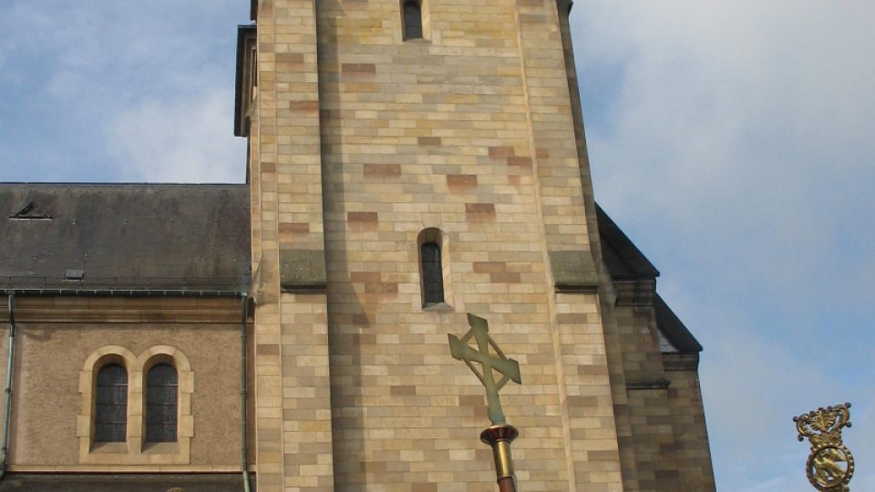 Věřící v Echternachu prosí svatého Willibrorda o přímluvu v nebesích