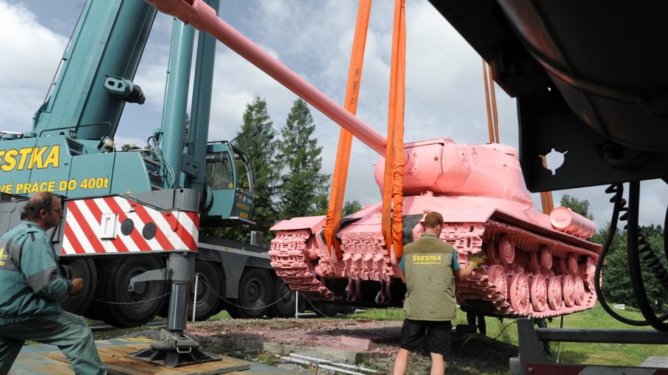 Růžový tank se vrací do Prahy.