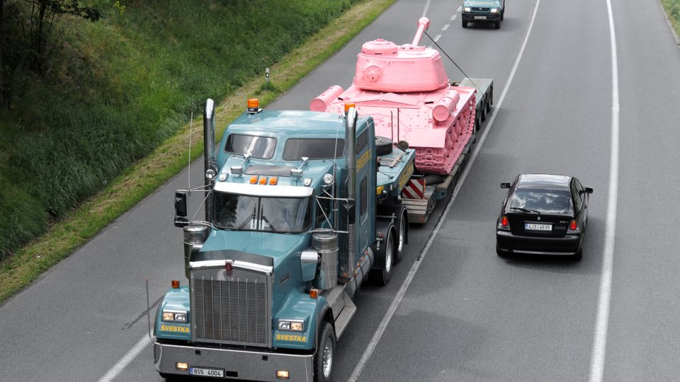 Růžový tank se vrací do Prahy.