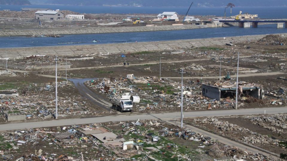 Situaci města zasaženého tsunami komplikoval navíc mráz a sněžení