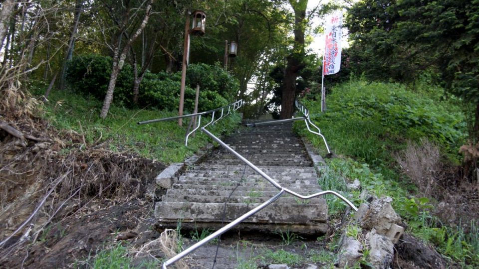 Vlna tsunami poničila i schodiště vedoucí ke svatyni. Až nahoru naštěstí nedosáhla