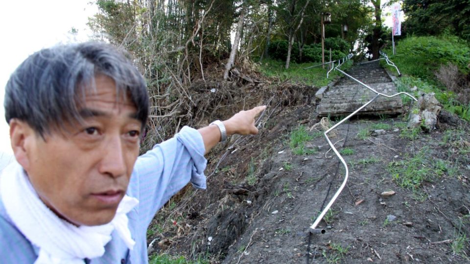 Pan Kanno ukazuje na schodiště, po němž v noci spolu se 150 dalšími obyvateli města Rikuzen Takata prchal před tsunami
