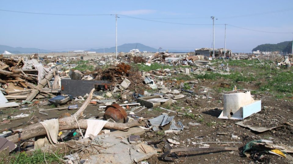 I měsíce po ničivé katastrofě připomíná japonské pobřeží spíše skládku než obydlenou oblast