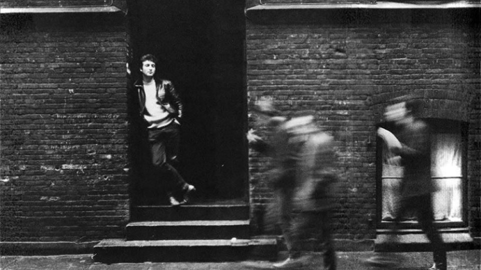 John Lennon se na slavné fotografii opírá o dveře v jedné ze zapadlých uliček Hamburku