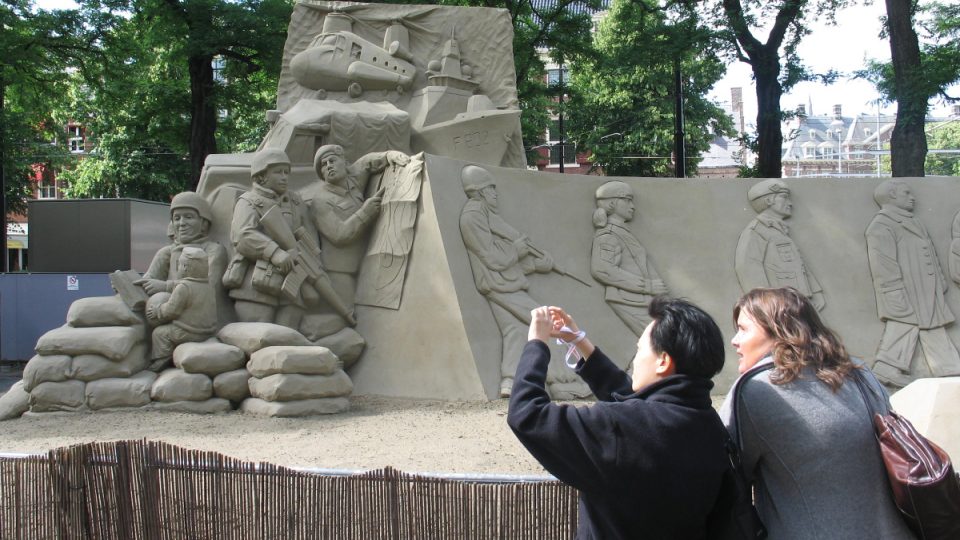Obyvatelé Haagu, turisté i náhodní kolemjdoucí mohou pomník z písku obdivovat jen jediný měsíc