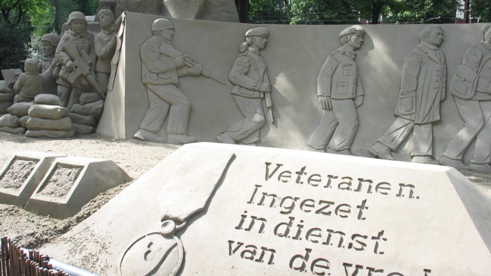 Pomník z písku symbolicky zachycuje proměnu vojáků zpět v civilisty