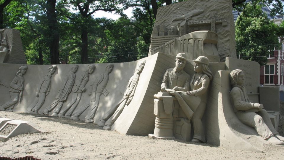 Pomník z písku je zafixován klovatinou, aby odolal větru