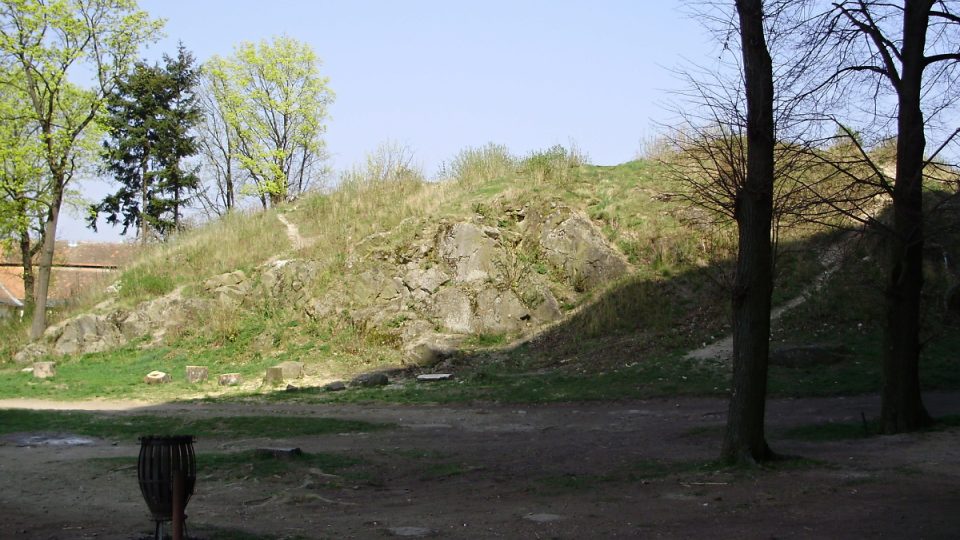 Velkorysé projekční plány Karla Eusebia z Lichtenštejna zhatil mimo jiné i skalnatý pahorek, na němž stával hrad