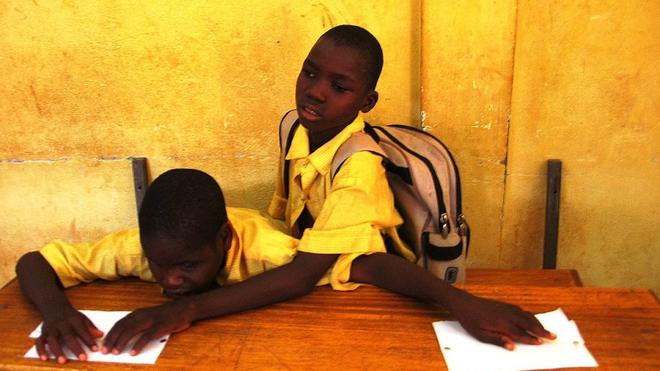 Bez vzdělání by nevidomé africké děti čekal v tom lepším případě život v ústraní