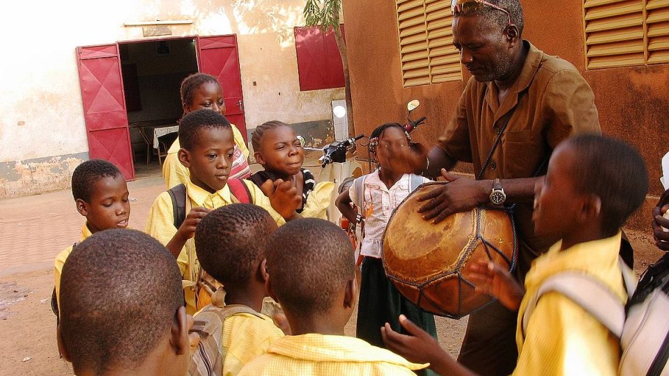 Simon Kaboré vyučuje předmět, který připomíná naši arteterapii