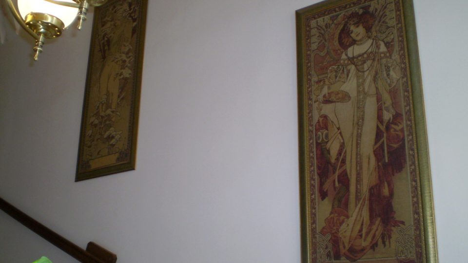 Hotelové schodiště zdobí gobelíny s Muchovými obrazy