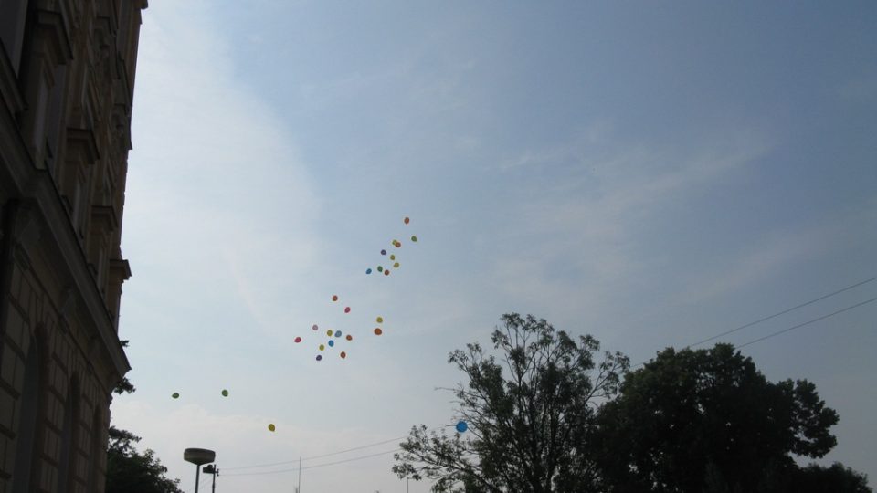 Loučení se školou v ZŠ Sadská - balónky nad Sadskou