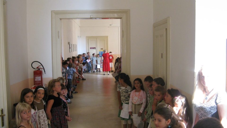 Loučení se školou v ZŠ Sadská - čekání na příchod deváťáků
