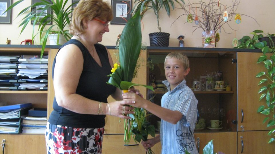 Loučení se školou v ZŠ Sadská - květiny pro paní ředitelku
