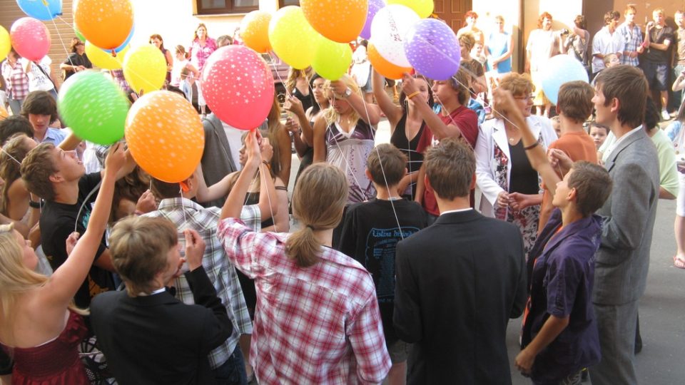 Loučení se školou v ZŠ Sadská - vypuštění balónku