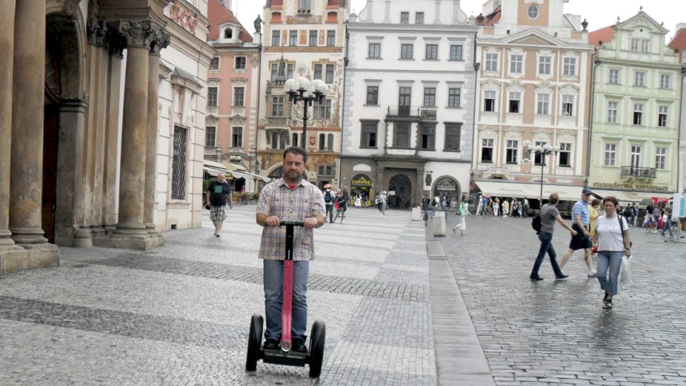 Vladimír Kroc si na segwayi vyzkoušel jízdu po méně rovném i mokrém povrchu