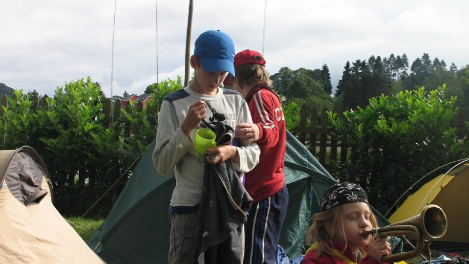 Děti českých a slovenských úředníků při Evropské komisi vyjíždějí se skautským oddílem na výpravy už 5 let