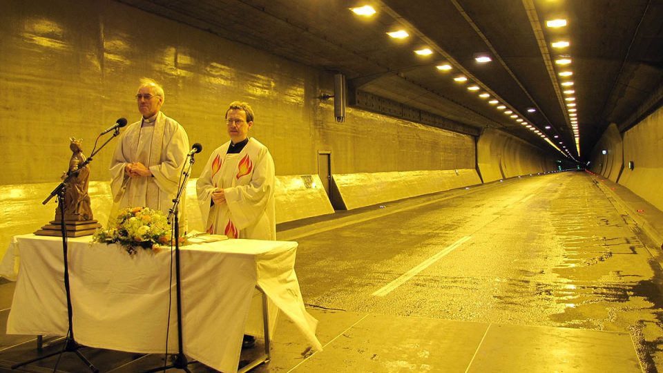 Rakouští duchovní posvětili nově rozšířený tunel