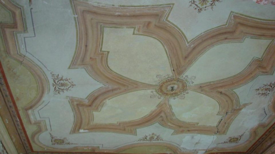 Zámeček Lipka - krásný malovaný strop v místnosti v prvním patře