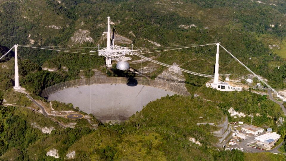 Přijímací zařízení radioteleskopu je zavěšeno ve výšce 150 metrů nad povrchem obřího talíře