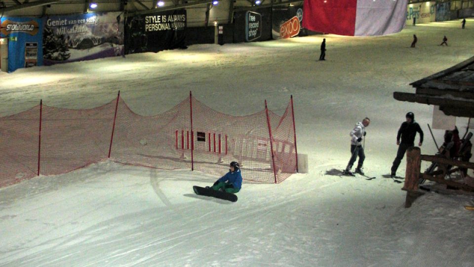 Snowboardisté mají v hale samostatnou dráhu