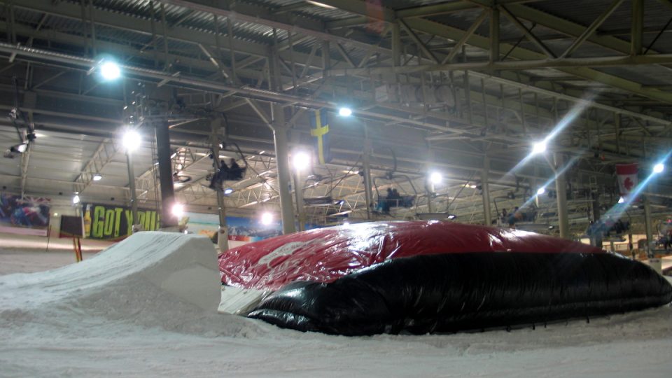 SnowWorld nabízí náročnějším lyžařům i akrobatický skokánek s doskočištěm v podobě vzduchového polštáře
