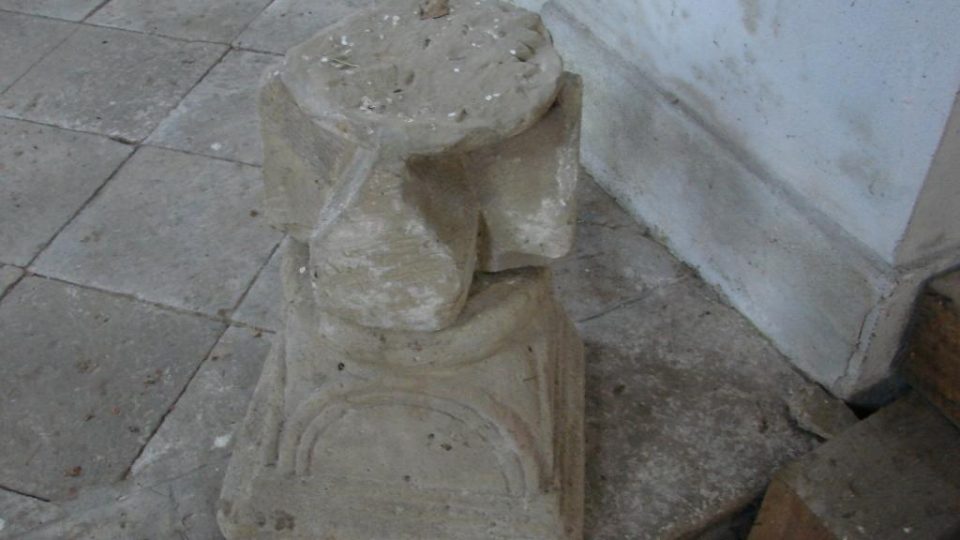 Kostel Zvěstování Panny Marie v Janovičkách - zbytky románské hlavice sloupu z původního kostela