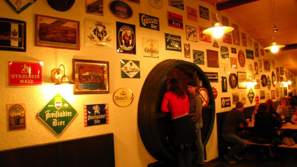 Stylový interiér pivnice neodbytně připomíná hrdost místních na vlastní pivo