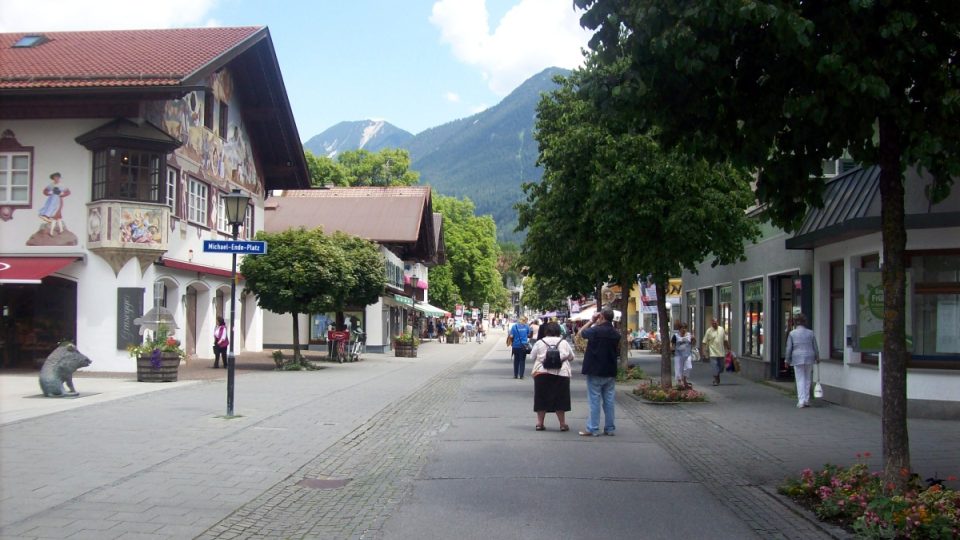 Uličky německého Garmisch-Partenkirchenu mají vysloveně dovolenkovou atmosféru