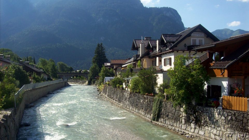 Poklidné životní tempo ve stínu horských štítů si Garmisch-Partenkirchen udrží i v roce 2018. Olympijské závody se tu konat nebudou
