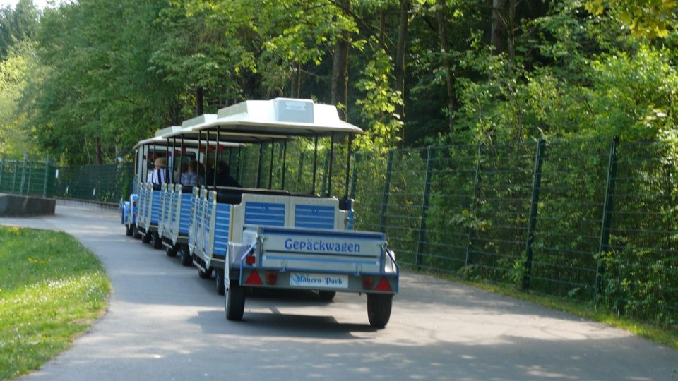 V Bayern parku můžete chodit pěšky nebo se vozit vláčkem, který návštěvníky přepravuje zdarma