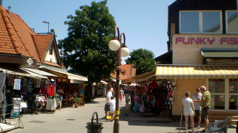 „Butiková“ ulička v hlavním městě Balatonu