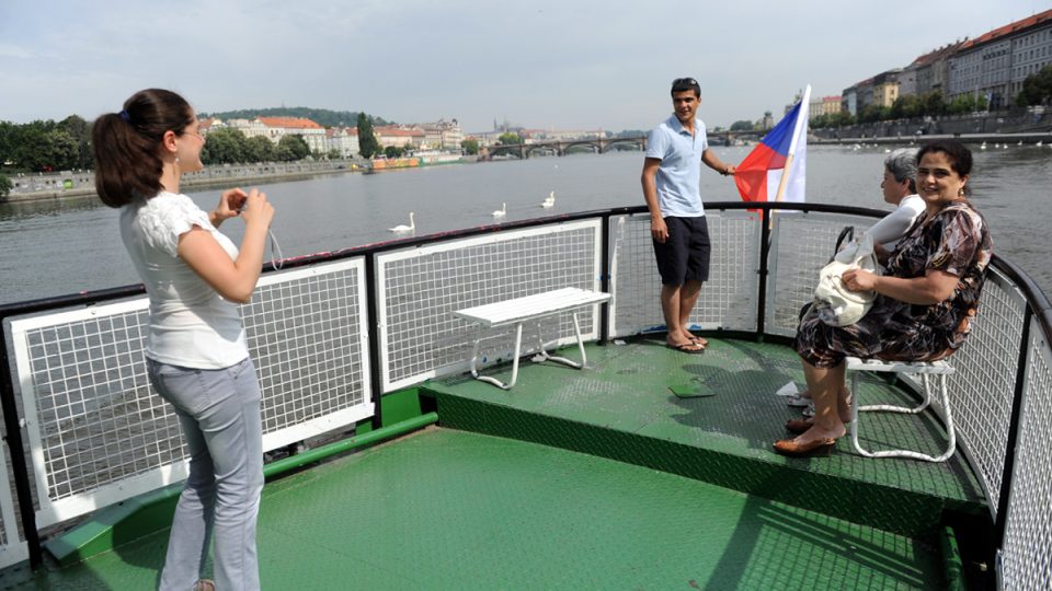 Mnozí berou přívoz jako příležitost prohlédnout si Prahu z jiné perspektivy