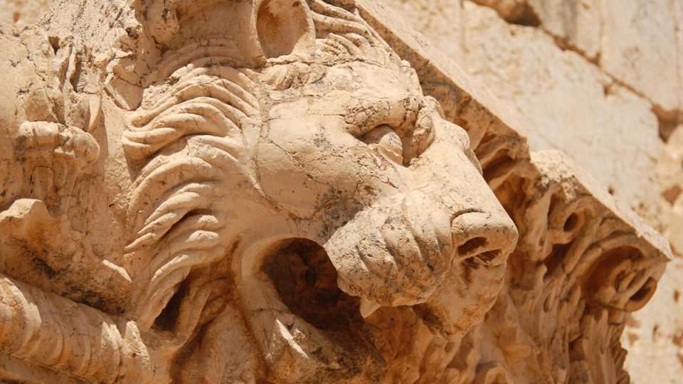 Lví hlavy jsou častým motivem antických památek v Ba’albeku