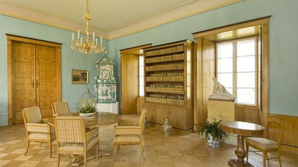 Interiéry zámku jsou vybaveny dobovým nábytkem, který je ve většině případů původní